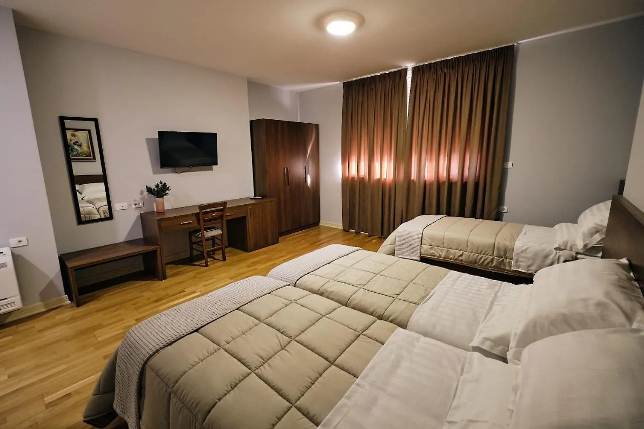 In Center Hotel Тирана